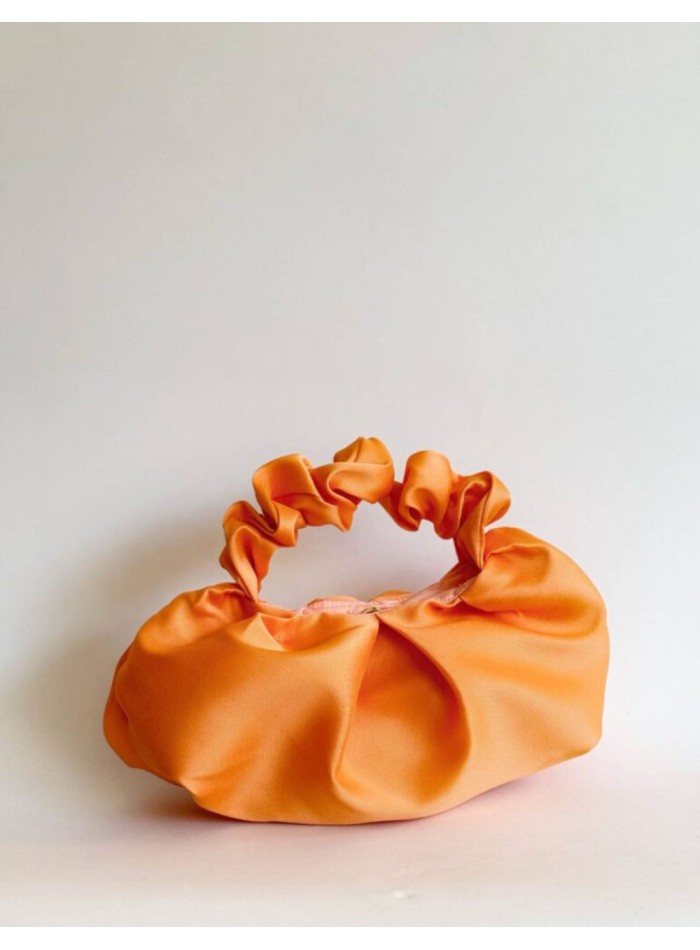 Handbag with crumpled handle in mikado