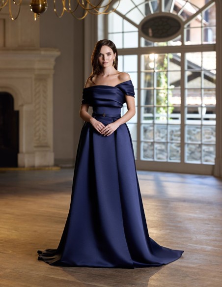 Longue robe d'invité avec encolure asymétrique et jupe à traîne