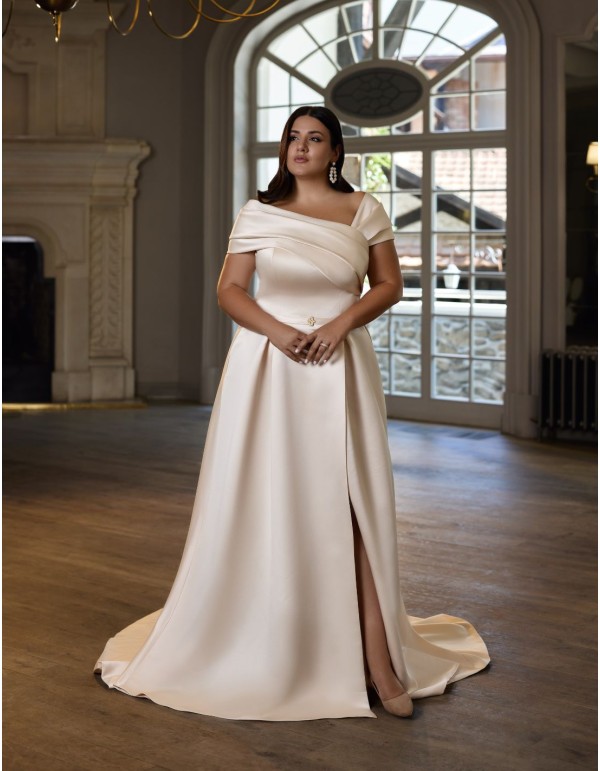 Longue robe d'invité avec encolure asymétrique et jupe à...