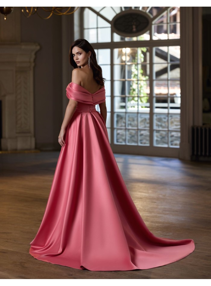 Longue robe d'invité avec encolure asymétrique...