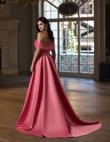 Longue robe d'invité avec encolure asymétrique et jupe à traîne