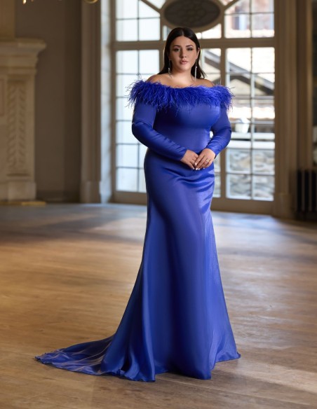 Vestido largo para invitada con escote palabra de honor de plumas y manga larga
