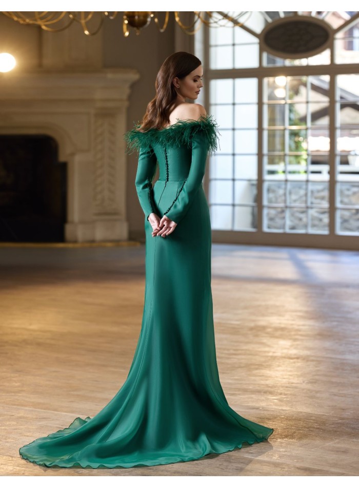 Vestido largo para invitada con escote palabra...