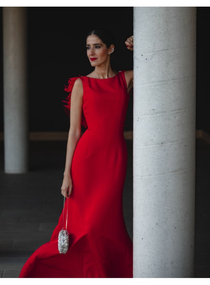 Robe de soirée longue avec décolleté en plumes dans le dos