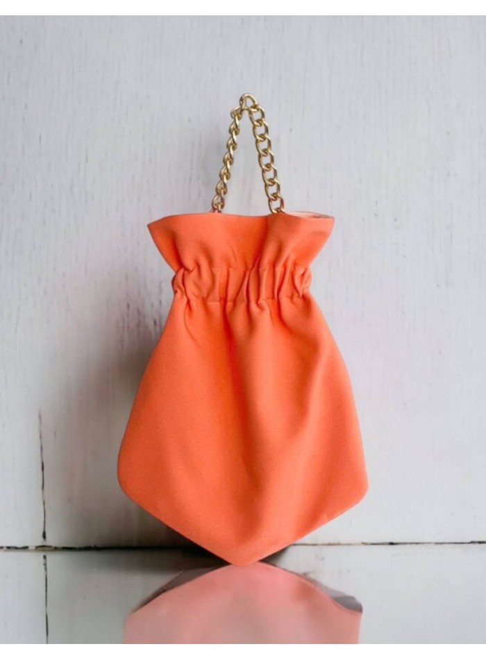 Bolso de fiesta bombonera lisa con cadena corta dorada trenzada