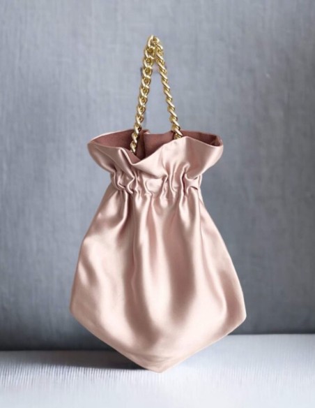 Bolso de fiesta bombonera lisa con cadena corta dorada trenzada