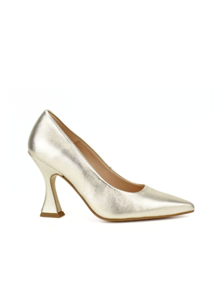 Gold shoes with metallic finish and trapezoidal heel