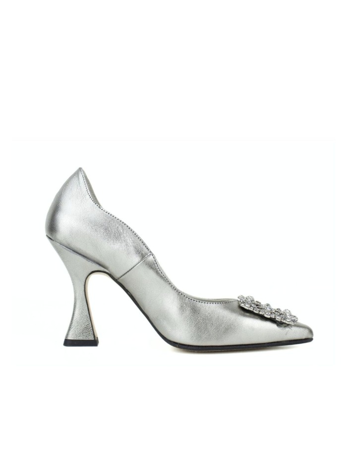 Suede heeled shoes with shiny brooch
