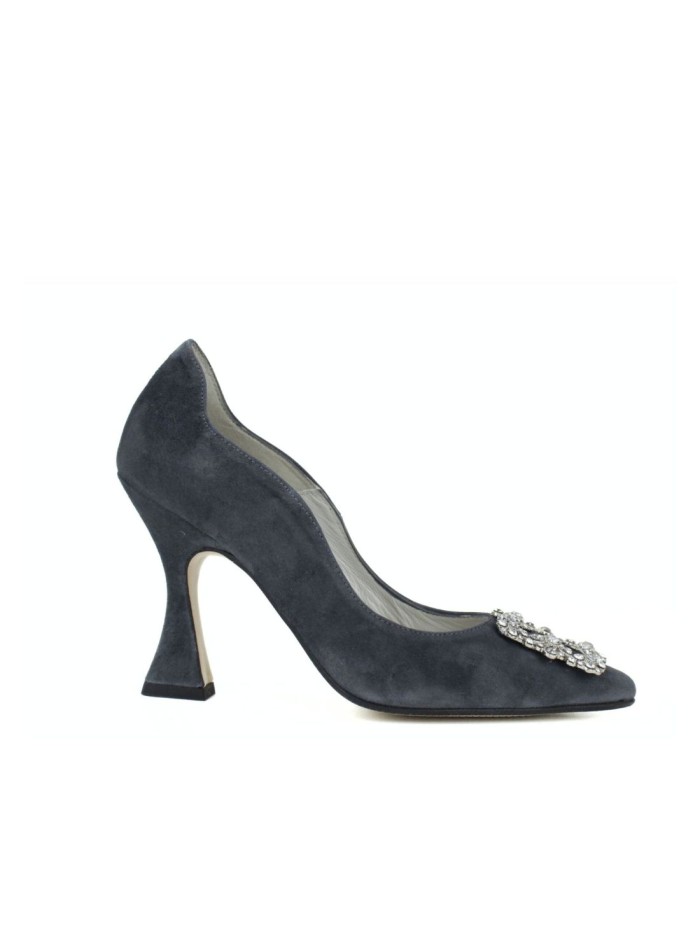 Suede heeled shoes with shiny brooch