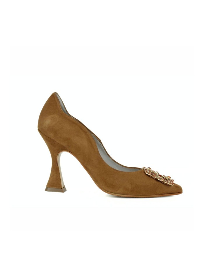 Suede heeled shoes with shiny brooch