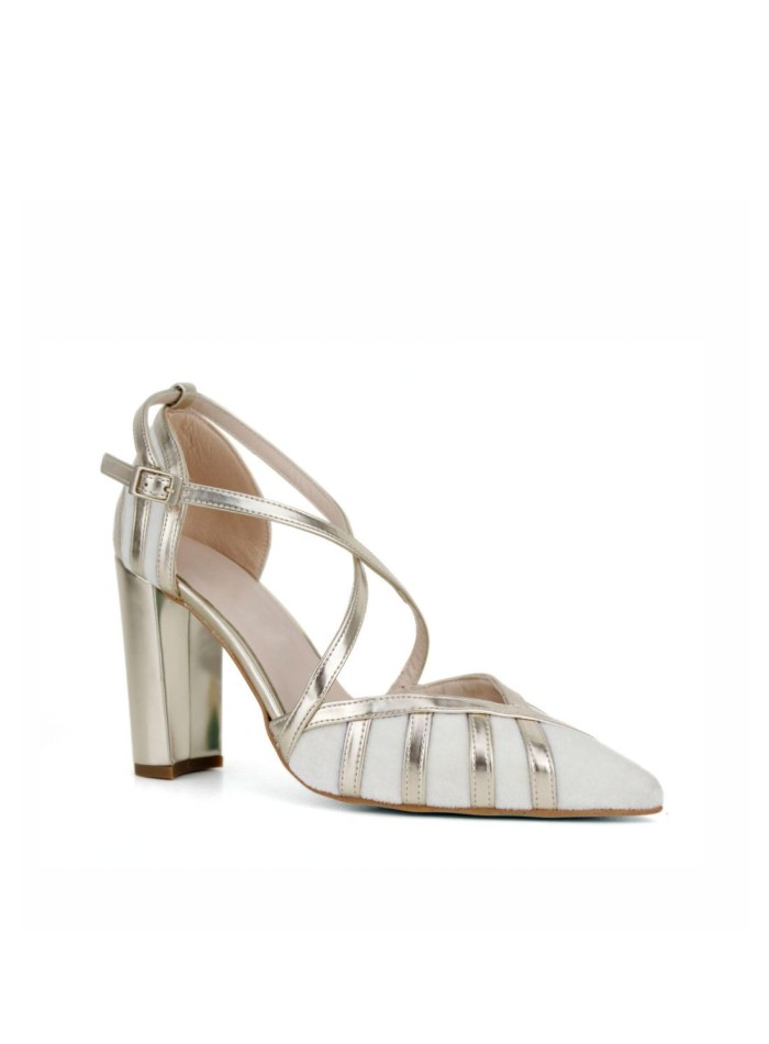 Wide heeled shoe in metallic finish with crossed straps