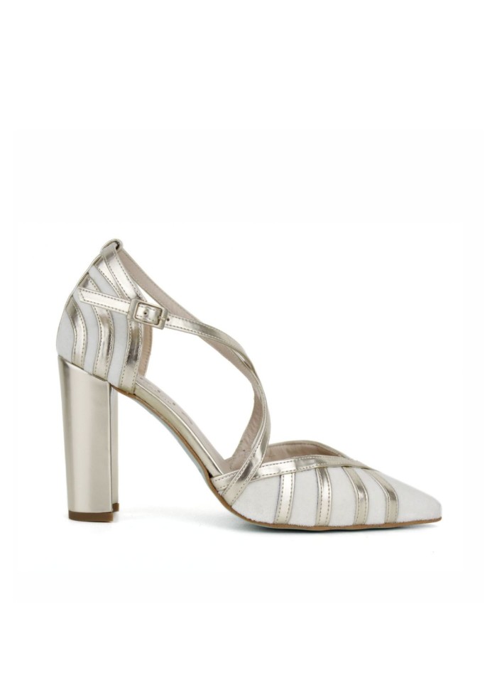 Wide heeled shoe in metallic finish with crossed straps