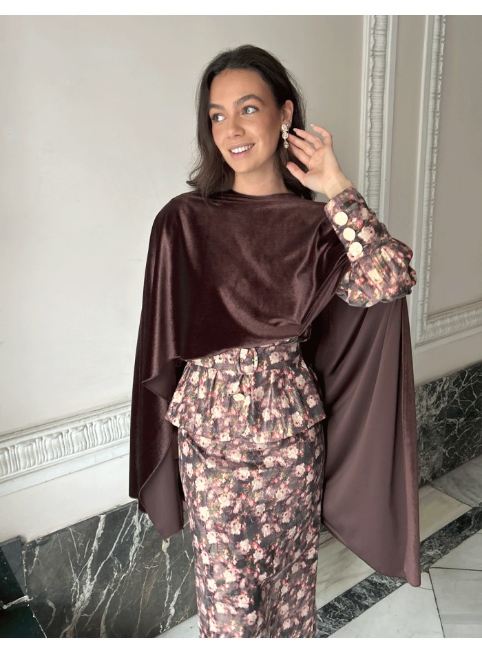 Multiposition fine velvet cape for guests