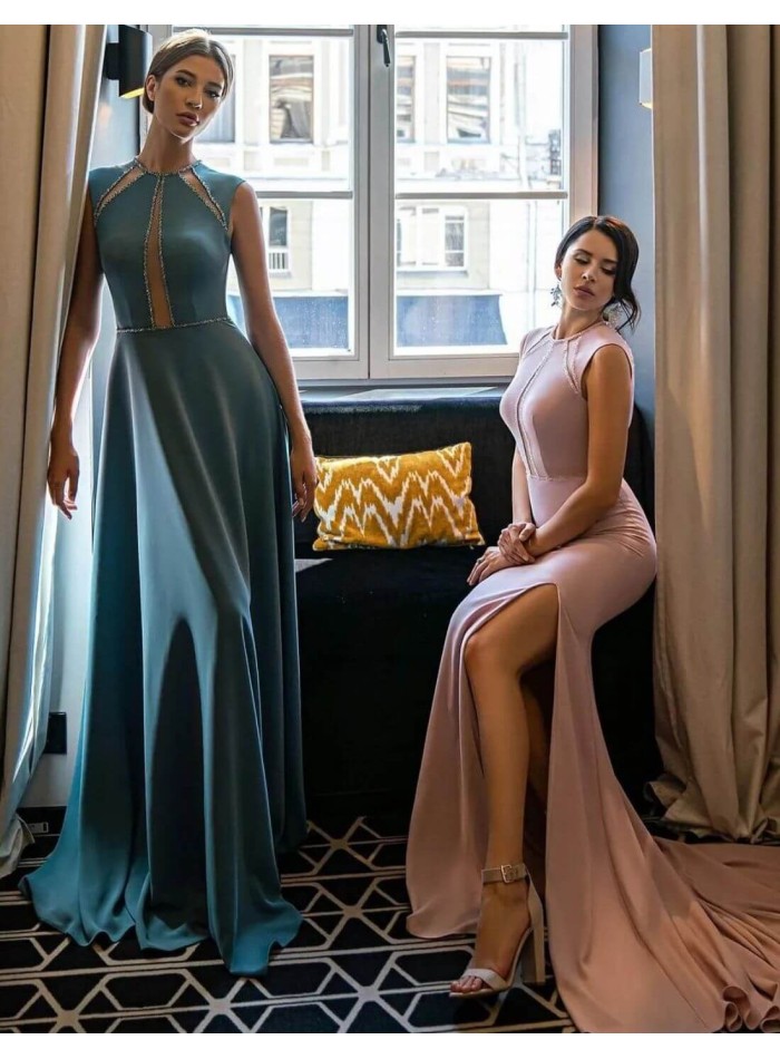 Vestido de fiesta largo con pedrería y transparencias azul