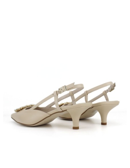 Zapato destalonado de tacón en ante beige con detalle de pedrería
