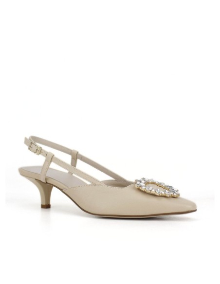 Zapato destalonado de tacón en ante beige con detalle de pedrería