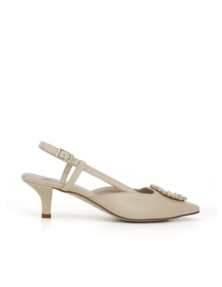 Zapato destalonado de tacón en ante beige con detalle de pedrería