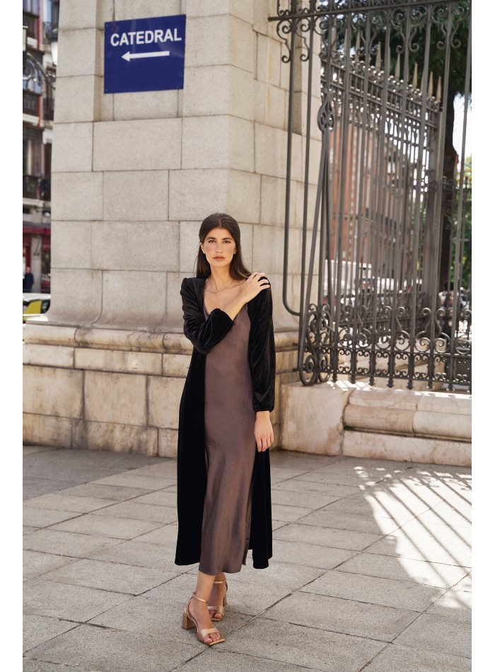 Abrigo midi de terciopelo negro con escote cruzado