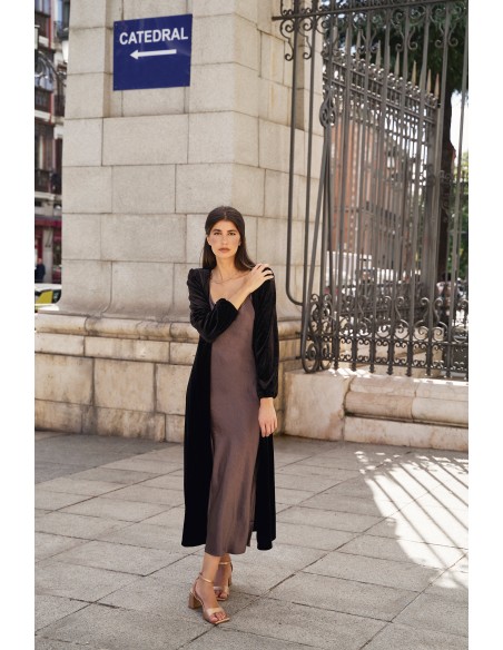 Abrigo midi de terciopelo negro con escote cruzado