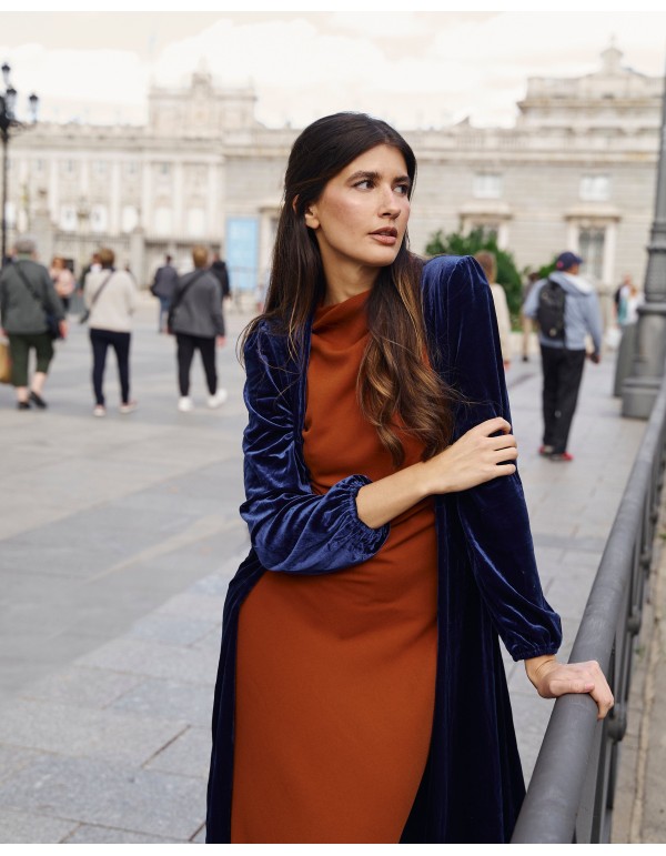 Manteau midi en velours bleu avec encolure croisée 2