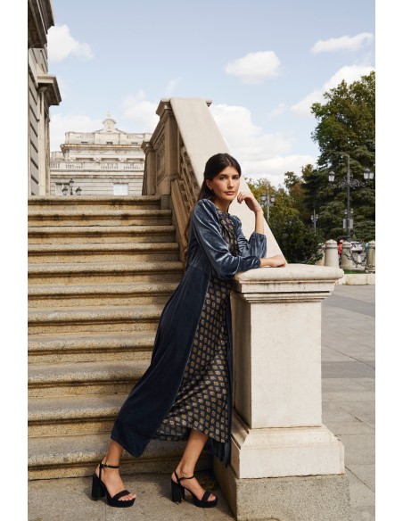 Abrigo midi de terciopelo gris perla y escote cruzado para bodas Abrigo midi de terciopelo gris perla y escote cruzado para bodas