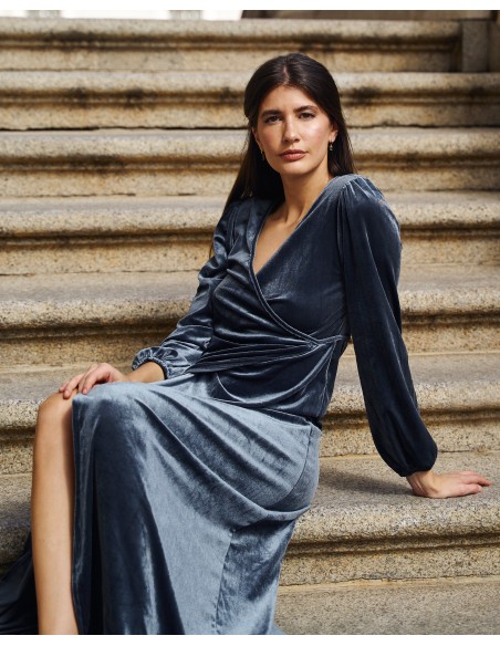 Abrigo midi de terciopelo gris perla y escote cruzado para invitada Abrigo midi de terciopelo gris perla y escote cruzado para invitada