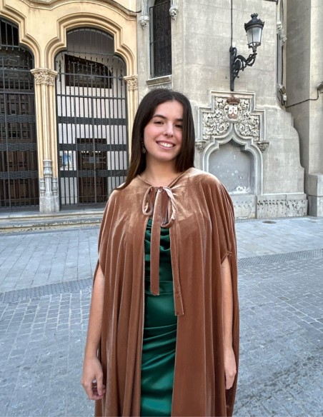 Capa de terciopelo para eventos de invierno. Capa de terciopelo para eventos de invierno.