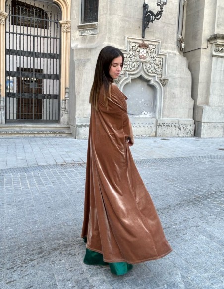 Capa de terciopelo larga para eventos de otoño. Capa de terciopelo larga para eventos de otoño.