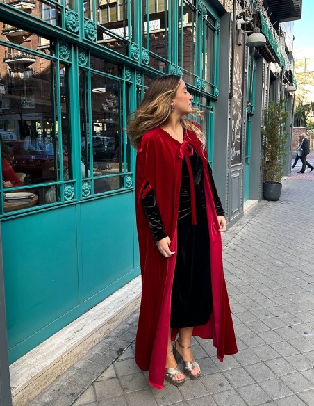 Capa de terciopelo larga con lazada al cuello roja Capa de terciopelo larga con lazada al cuello roja