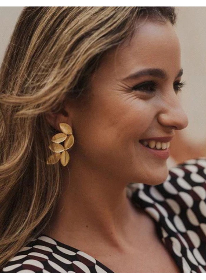 Pendientes dorados largos forma hoja