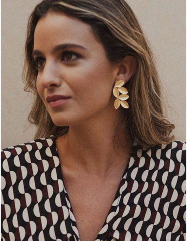 Long leaf-shaped golden earrings 2