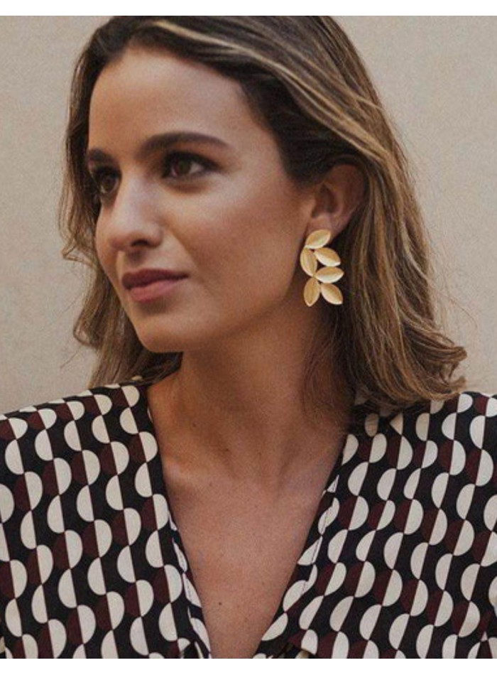 Long leaf-shaped golden earrings