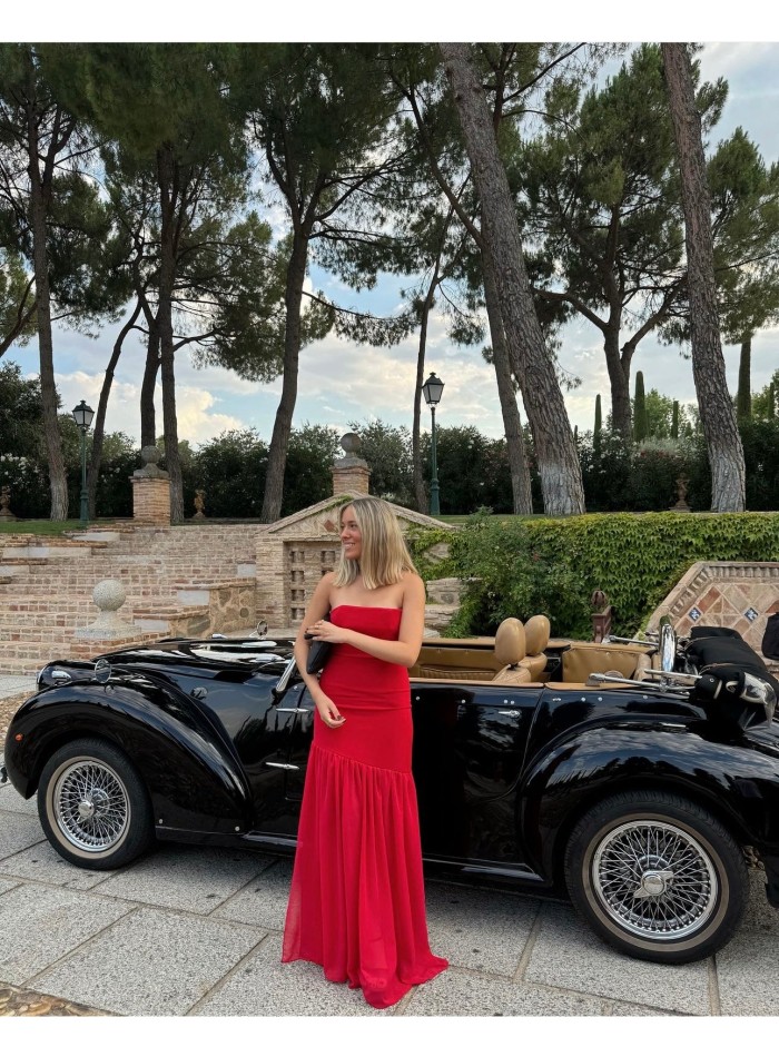 Longue robe rouge à bretelles et jupe maxi à...