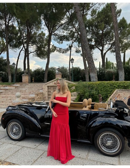 Longue robe rouge à bretelles et jupe maxi à volants