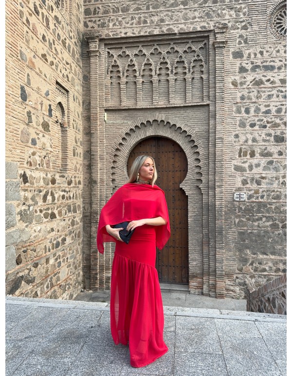 Longue robe rouge à bretelles et jupe maxi à volants