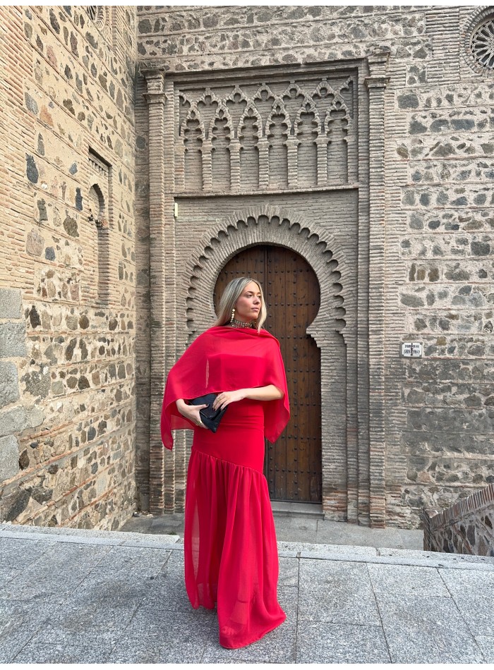 Longue robe rouge à bretelles et jupe maxi à volants