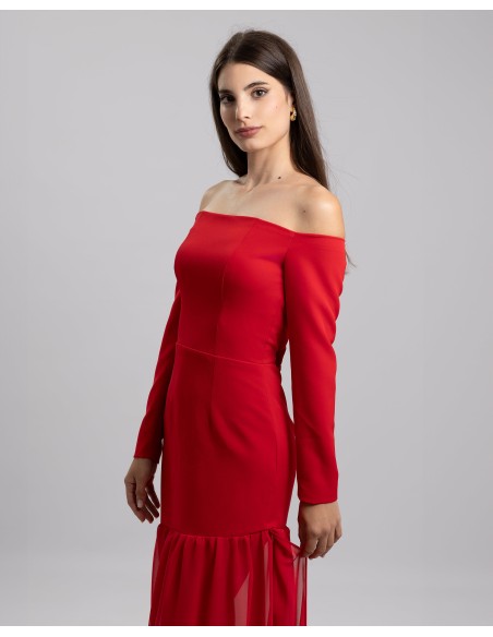 Longue robe de soirée rouge avec encolure bardot et volants sur la jupe