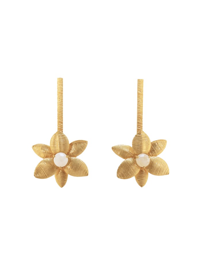 Long golden earrings in the shape of a flower - Sofia