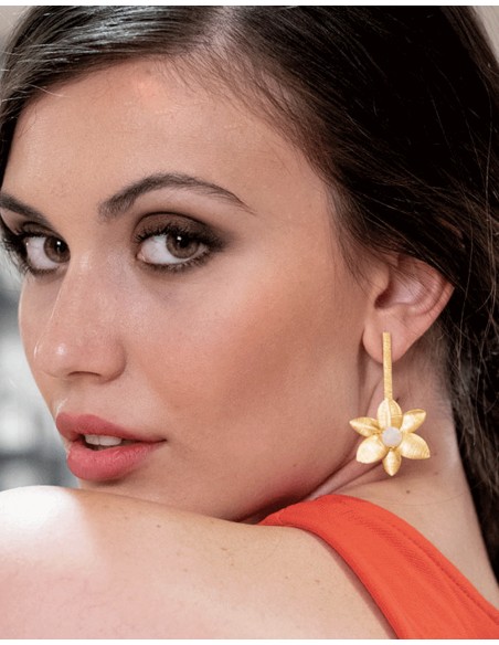 Long golden earrings in the shape of a flower - wedding guest Long golden earrings in the shape of a flower - wedding guest