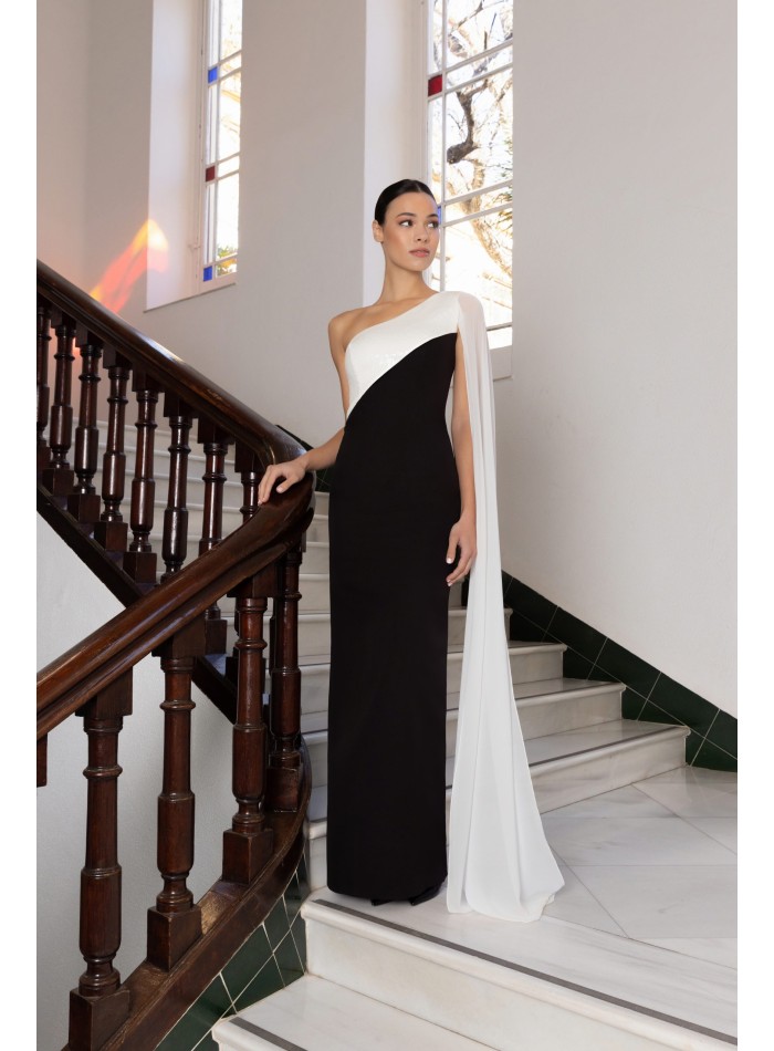 Robe asymétrique avec manches cape noires et blanches