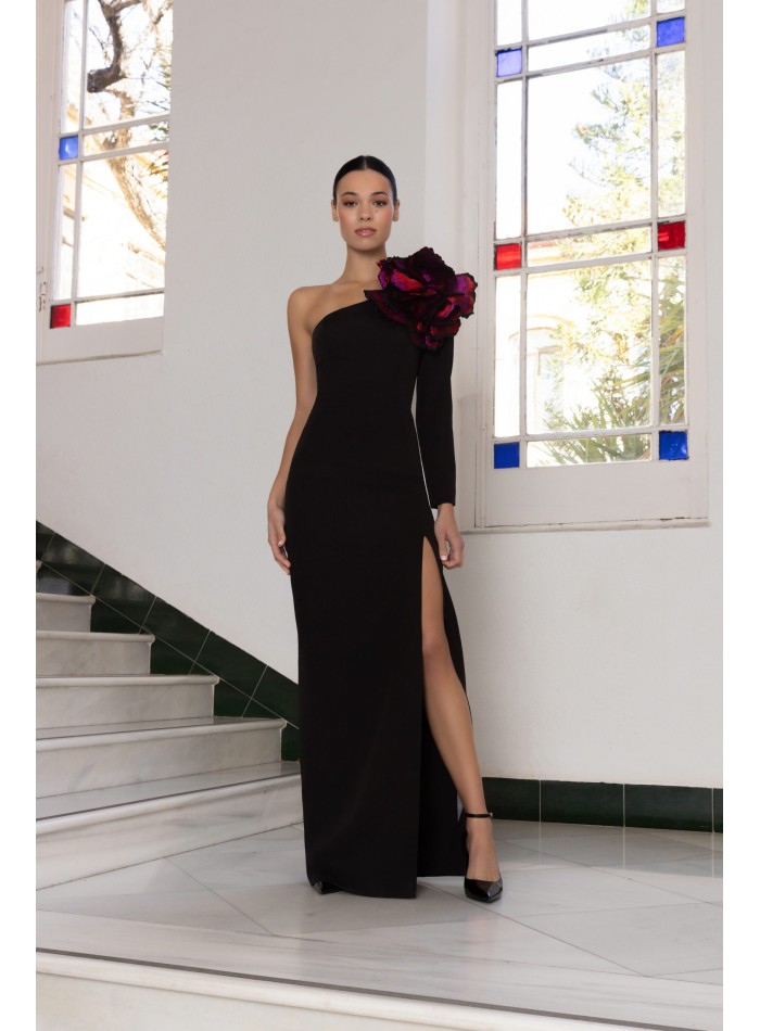 Robe de soirée longue avec manches asymétriques et fleur détachable