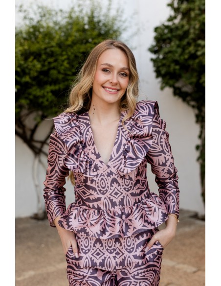 Blusa estampada rosa con escote y volante peplum