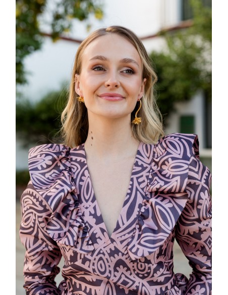 Blusa estampada rosa con escote y volante peplum