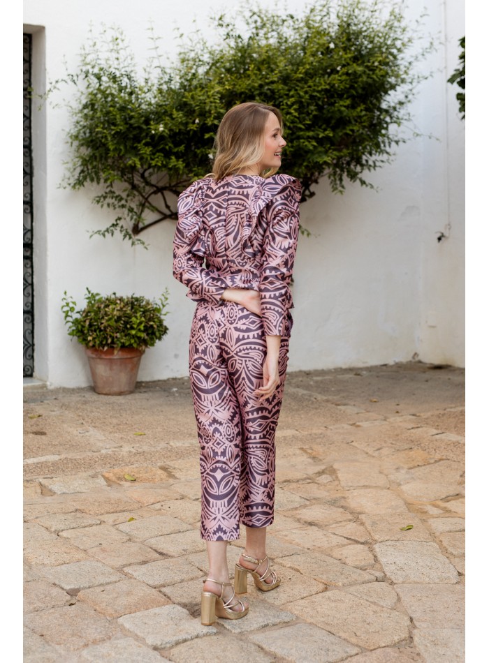 Blusa estampada rosa con escote y volante peplum