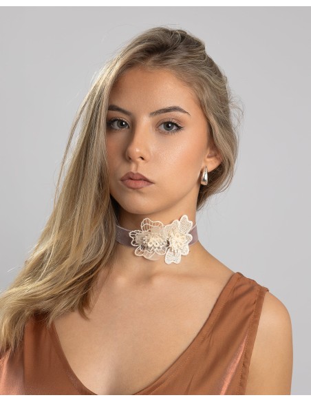 Party chocker with flower design