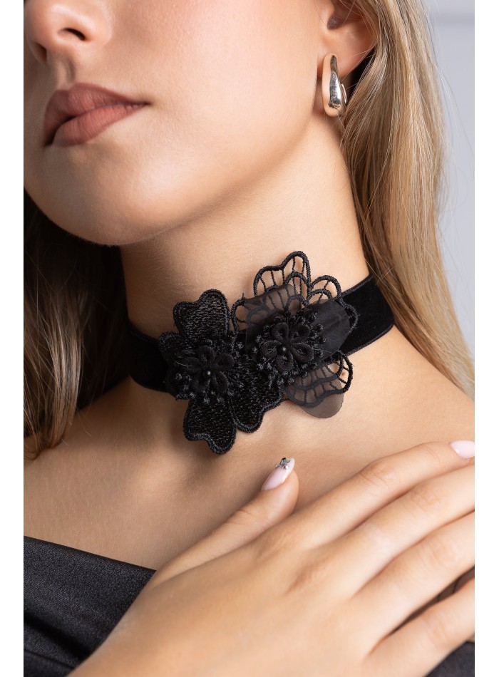 Party chocker with flower design