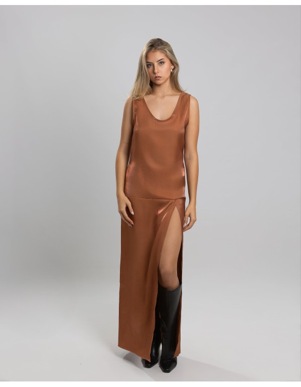 Vestido satinado con escote y maxi abertura