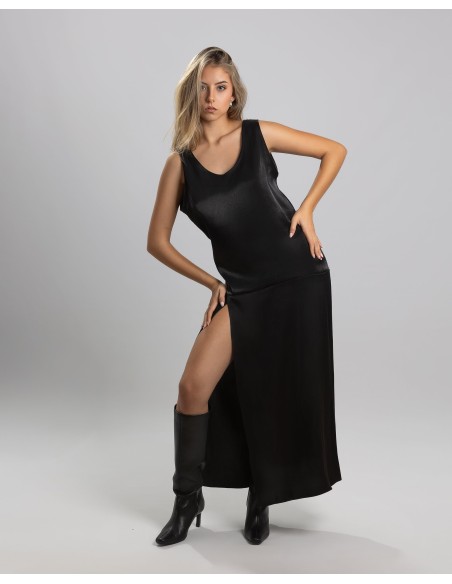Satin midi dress with neckline and maxi opening