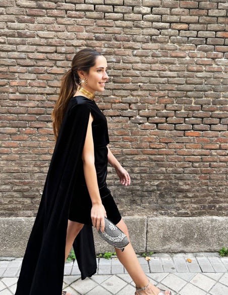 Vestido corto de fiesta con manga capa de terciopelo