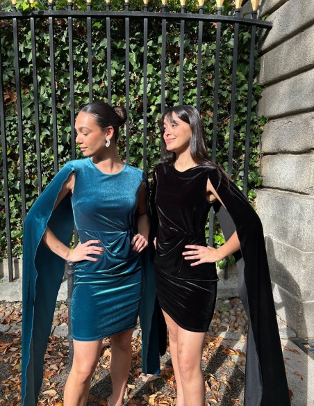 Robe de soirée courte avec manches cape en velours